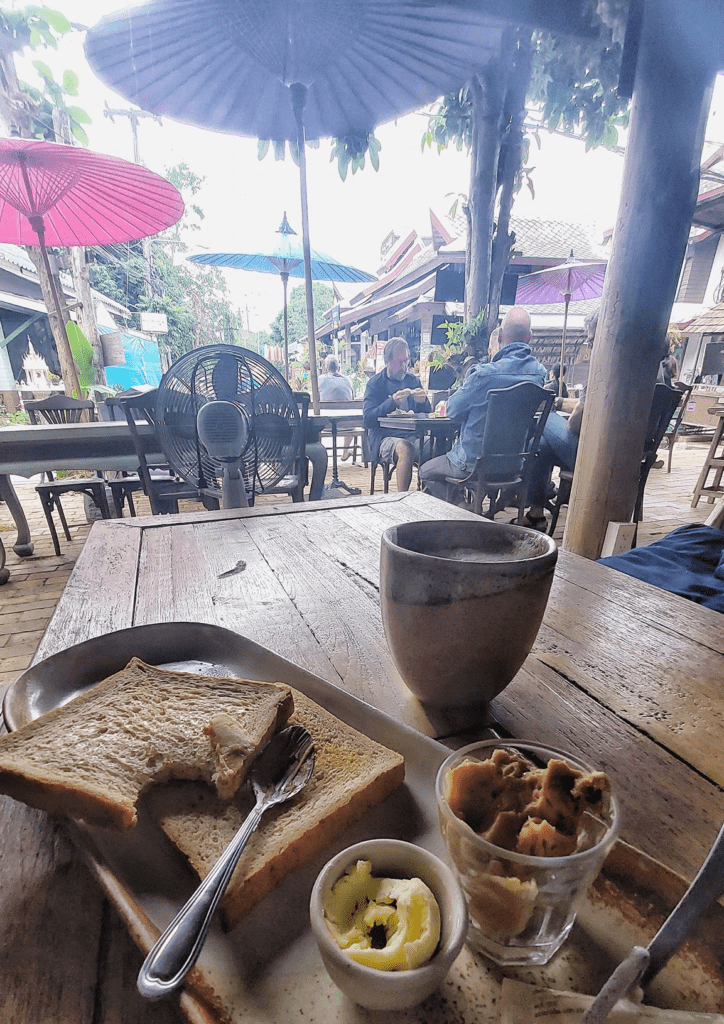 Breakfast in Pai, Thailand. Cafe d'tist