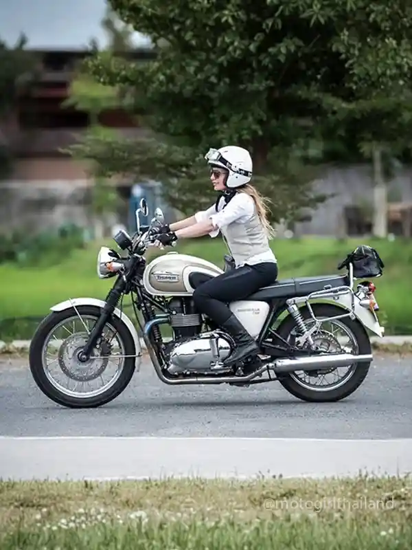 MotoGirlThailand - Zed Triumph Bonnie Bike
