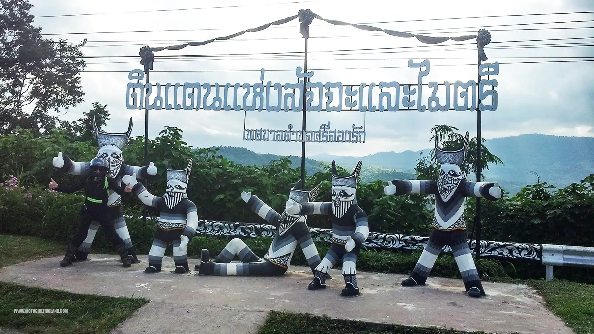 Phi Ta Khon Statues