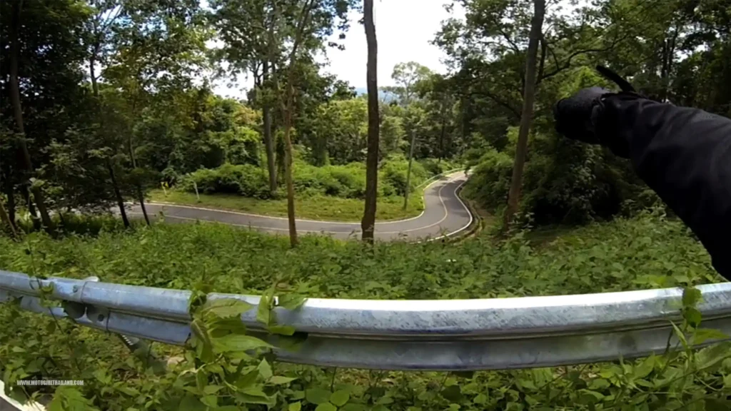 Road to Wat Phra Phatthaban Si Roi